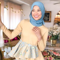 Terlepas dari banyak kritik yang diterima Nabila soal pakaiannya, penyanyi yang dikenal lewat ajang Akademi Fantasia Musim 10 ini kerap tampil manis dengan gaya hijabnya yang simpel. Foto: dok. Instagram @nabila.razali