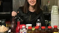 Berpose tengah berada di sebuah kafe, Lana bersiap menuangkan minumannya sendiri ke dalam cangkir. Foto: Instagram @lanadelrey