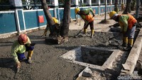 Pekerja melakukan proses revitalisasi di Jalan Dr Sutomo, Pasar Baru, Jakarta Pusat, Jumat (26/7/2019).