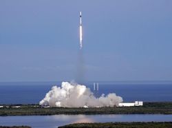 Roket Ulang Alik SpaceX Terbangkan Kargo 2,5 Ton ke Antariksa