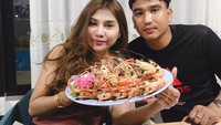 Pebisnis kuliner asal Thailand ini gemar membagikan momen kulinerannya ke publik. Agaknya Areeya penyuka olahan seafood segar. Foto: Instagram areeyajason