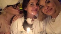 Melalui instagram pribadinya, Lana yang dipilih langsung oleh Pricilla sendiri untuk memerankan karakter Priscilla Presley ternyata menyukai makanan yang manis-manis. Seperti pada foto ini yang berpose bersama kedua temannya sambil memegang cupcake cokelat. Foto: Instagram @lanadelrey