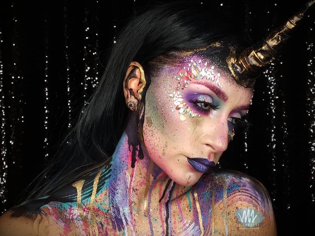 Makeup Unicorn Edgy Beda lagi dengan influencer @beautyinthe_shadows yang menampilkan makeup unicorn edgy. Makeup artist tersebut tampil dengan nuansa makeup ungu dengan hiasan gemerlap dari shimmer, glitter sampai tempelan batu mengkilap. Sang makeup artist bahkan tampil total dengan mengecat tubuhnya. Foto: dok. Instagram