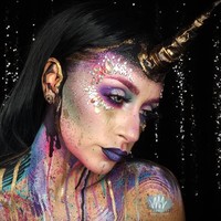 Makeup Unicorn Edgy Beda lagi dengan influencer @beautyinthe_shadows yang menampilkan makeup unicorn edgy. Makeup artist tersebut tampil dengan nuansa makeup ungu dengan hiasan gemerlap dari shimmer, glitter sampai tempelan batu mengkilap. Sang makeup artist bahkan tampil total dengan mengecat tubuhnya. Foto: dok. Instagram