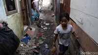 Di pelosok kawasan utara Jakarta, masih ada sejumlah warga yang hidup dalam kondisi cukup memprihatinkan.