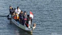 Walikota beserta wakilnya ikut dalam parade perahu naga tersebut.