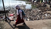 Terkait kemiskinan, Kementerian Perencanaan Pembangunan Nasional (PPN)/Bappenas menyatakan akan menggalakan program menciptakan wirausaha (entrepreneur), sebagai solusi bagi masyarakat agar tidak jatuh ke kelompok miskin lagi.