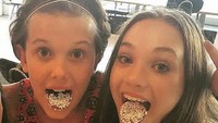 BFF, tulis Millie di keterangan foto. Keduanya kompak menjulurkan lidah bertaburkan benda mirip sereal. Foto: Instagram milliebobbybrown