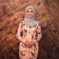 Pelantun lagu Vroom Vroom ini pun terlihat memesona dengan pulasan makeup natural flawless bernuansa peach. Foto: dok. Instagram @nabila.razali