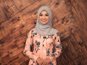 Gaya Hijab Penyanyi yang Dikritik Tak Sopan karena Pakai Baju Menerawang