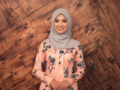 Gaya Hijab Penyanyi yang Dikritik Tak Sopan karena Pakai Baju Menerawang