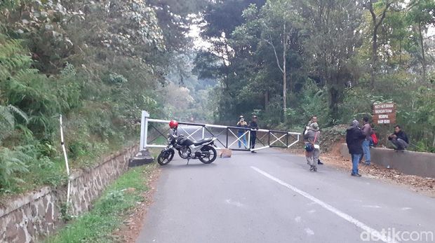 Tangkuban Parahu Erupsi: Lokasi Ditutup dan 2 orang Alami Sesak Napas