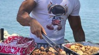 Demi menjaga bentuk tubuhnya, Sam rutin mengonsumsi makanan tinggi protein. Seperti aneka daging yang sedang dipanggangnya ini. Foto: Instagram @samasghari