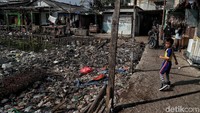Seorang anak beraktivitas di area permukiman padat penduduk yang berada di Rawa Badak Selatan, Jakarta Utara,  Jumat (26/7/2019).