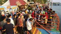 Para pengunjung memadati booth-booth pameran di Festival Cisadane.