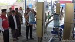 Berkacamata Hitam, Jonan Cek Stasiun Elpiji Milik Pesantren