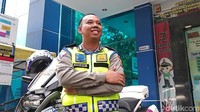 Saat mobil berhenti, Natan lantas melakukan tindakan penilangan. Surat Izin Mengemudi (SIM) pria warga Jakarta itu disita polisi.
