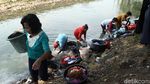 Masih Ada Lho.. Warga Mencuci Berjamaah di Kali