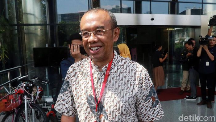 Sesmenpora Diperiksa KPK Sesmenpora Gatot S Dewa Broto diperiksa KPK. Pemeriksaan itu terkait pengembangan kasus suap dana hibah di Kemenpora.
