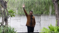 Moeldoko yang mengenakan batik lengan panjang sempat melambaikan tangan sebelum memasuki lokasi acara.