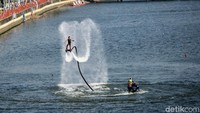 Atraksi flyboarding juga memeriahkan pembukaan Festival Cisadane.