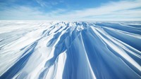 Perjalanannya hanya bisa melihat latar cakrawala putih. Namun, Davidsson bisa makan, bermain ski, tidur dengan hangat, tidak ada ponsel, tidak ada internet hingga tidak ada email yang bikin kehidupannya lebih mudah (Johanna Davidsson/CNN)