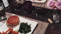 Ternyata Nadine juga suka makan fast food. Hal tersebut terlihat dari postingan di Instagram pribadinya yang mempelihatkan sajian burger dengan kentang goreng. Foto: Instagram @nadiepascale