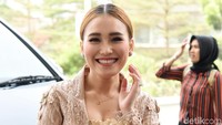 Ayu pun tampak buru-buru untuk masuk ke dalam acara. Pool/Noel/detikFoto.