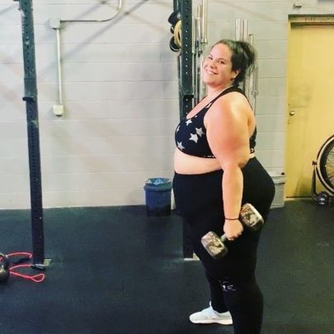 Netizen pun memberi selamat karena penurunan berat badannya. Namun kenyataannya hal itu belum terjadi. Whitney belum pernah sekalipun mengatakan atau memberi sinyal kalau sudah turun berat badan dan karena itu ia menjadi kesal. Foto: Instagram/@whitneywaythore