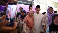 Begini ekspresi Sandiaga saat meyalani permintaan foto bersama warga.