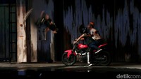 Suara-suara ledakan dan aksi jumpalitan para aktor dengan cerita polisi menangkap penjahat ini, mendapat tepuk tangan meriah. (Muhammad Ridho/detikcom)