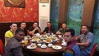 Pencinta motor sport ini juga penyuka hidangan China. Ia dan beberapa temannya memilih makan di restoran China dengan menu super lengkap. Foto: instagram @hillenaar87