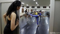Sejumlah ballerina dari Namarina Youth Dance (NYD) melakukan latihan di Studio Namarina, Jakarta Selatan, Kamis (25/7) malam.