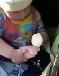 Lucu! Aksi Polos Bayi yang Asyik Makan Es Krim Pakai Kaki