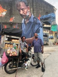 Penjual Roti Keliling Ini Sekolahkan Anaknya hingga Jadi Dokter dan Pengacara