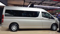 Secara dimensi, mobil ini panjangnya 5.915 mm dibandingkan varian commuter 5.380 mm. Lebar mencapai 1.950 mm, dibanding varian commuter yang memiliki lebar 1.880 mm. Tinggi sedikit berkurang menjadi 2.280 mm dibanding varian commuter dengan tinggi 2.285 mm. Dengan jarak sumbu roda (wheelbase) 3.860 mm. Foto: Ridwan/detikOto