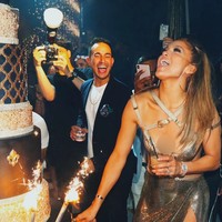 Pesta ulang tahun ke-50 Jennifer Lopez di Miami, Florida, berlangsung meriah, Kamis (25/7/2019). Tentu bukan J-Lo namanya jika tak tampil seksi, Untuk momen spesial tersebut, tubuh dibalut gaun seksi dari Versace. (Foto: Instagram/Jlo)