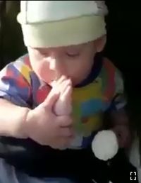 Lucu! Aksi Polos Bayi yang Asyik Makan Es Krim Pakai Kaki