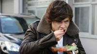 Saking sibuknya, Harry Style tak sempat makan dengan nyaman. Ia bahkan menikmati makan siangnya sambil berjalan.  Foto: instagram