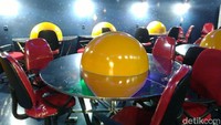 Meja-kursi di ruangan tersebut juga disesuaikan. Bentuknya bundar dan di tengahnya terdapat bulatan berwarna kuning menyerupai matahari. (Dadang/detikcom)