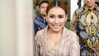Adapula netizen yang usil berkomentar bahwa Ayu sudah cocok untuk jadi pengantin lagi nih, setuju? Pool/Noel/detikFoto.
