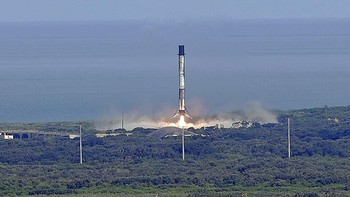 Bagian bawah Falcon 9 mendarat sempurna di tempat yang sudah ditentukan. Foto: Associated Press