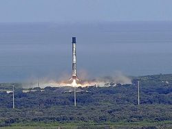 Roket Ulang Alik SpaceX Terbangkan Kargo 2,5 Ton ke Antariksa