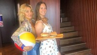 Sambil membawa nampan berisi dua burger, Lana tampak tak sabar untuk menghabiskan itu semua. Foto: Instagram @lanadelrey
