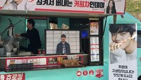 Kali ini ia mendapat food truck saat tengah membintangi drama My Absolute Boyfriend. Saat itu ia beradu akting dengan si cantik Bang Min-ah. Foto: Instagram yeojin9oo