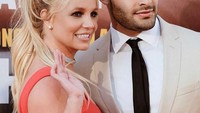 Memiliki hubungan yang serius dengan Britney Spears, model tampan Sam Asghari jadi sorotan. Apalagi setelah penampilan pertamanya tampil di red carpet bersama Britney. Foto: Instagram @samasghari