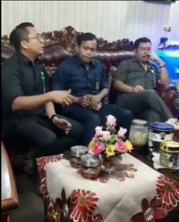 Susah Buka Tutup Kaleng Kue, Video Viral Tamu Ini Bikin Ngakak