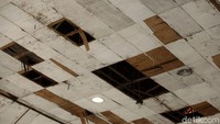 Di sejumlah bagian gedung kesenian tersebut nampak rusak. Salah satunya, bagian atap gedung yang berlubang.