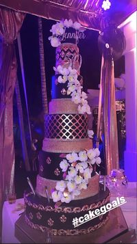 J.Lo Rayakan Ultah Ke-50 dengan Cake Tingkat 10 Berlapis Emas 24 Karat 