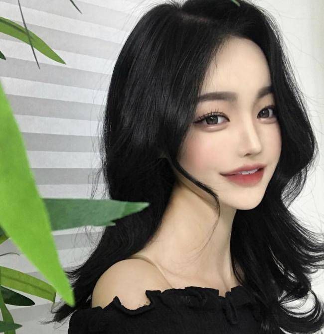 Edit berlebihan membuat wajah wanita berbaju hitam ini jadi seperti memakai topeng dan tidak asimetris. Foto: Dok. Twitter, Instagram